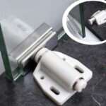 Single magnetic glass latch